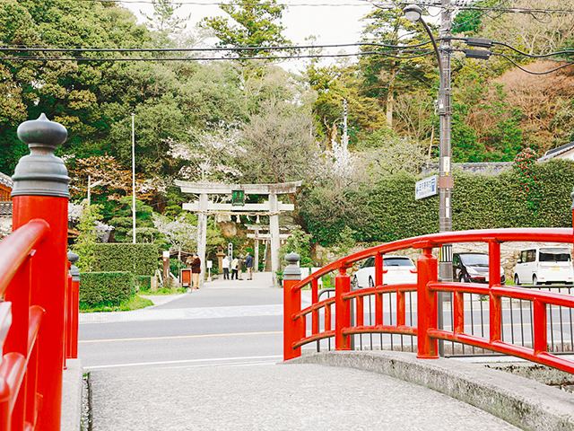 赤い太鼓橋で撮影スポットとしても人気。恋叶橋(宮橋)を渡ってすぐのところに玉作湯神社の鳥居