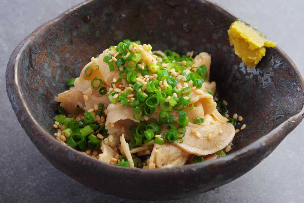 柔らか牛すもつ680円。ランチタイムのミニすもつは+300円