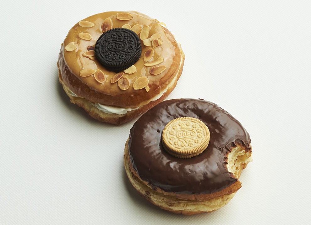 DUMBO Doughnuts and Coffee (左上)「OREO アーモンドキャラメル ドーナツ」540円、(右下)「OREO チョコレートドーナツ」540円