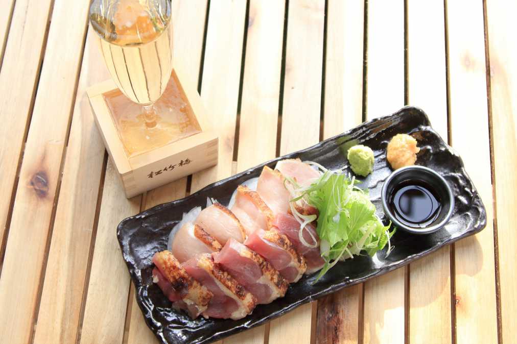 (左)こぼれ泡酒 680円 (右)知覧鶏のたたき盛り合わせ 880円