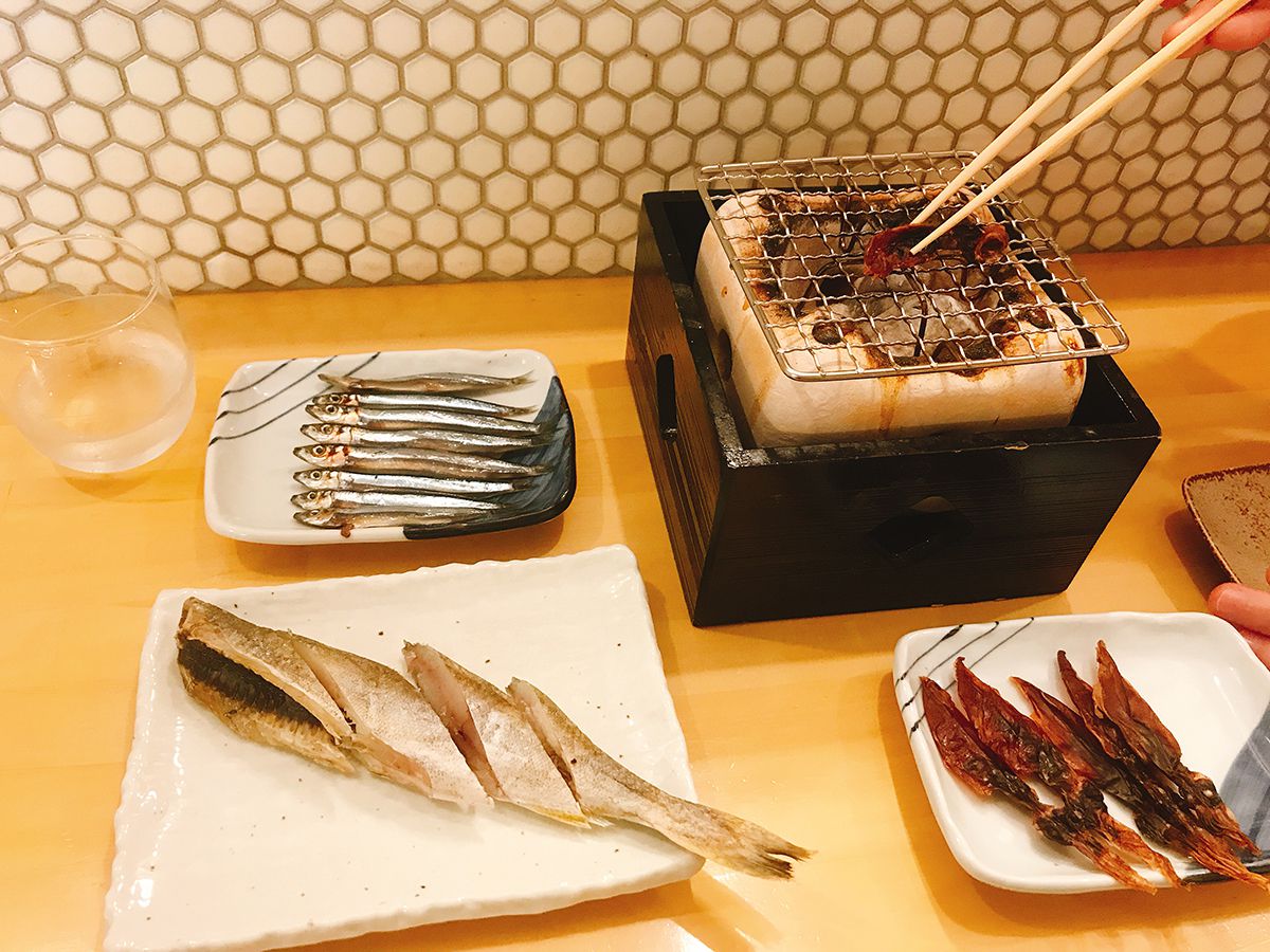 七輪焼き(写真左上から)きびなご 350円、干しほたるいか 300円、氷下魚(こまい)450円