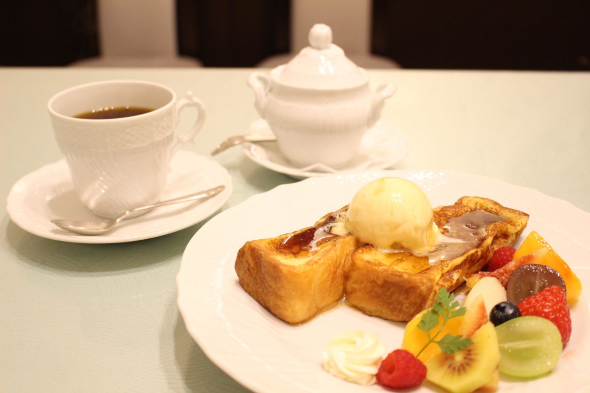 デザートフレンチトースト(季節のフルーツとバニラアイスセット)ドリンク付1458円