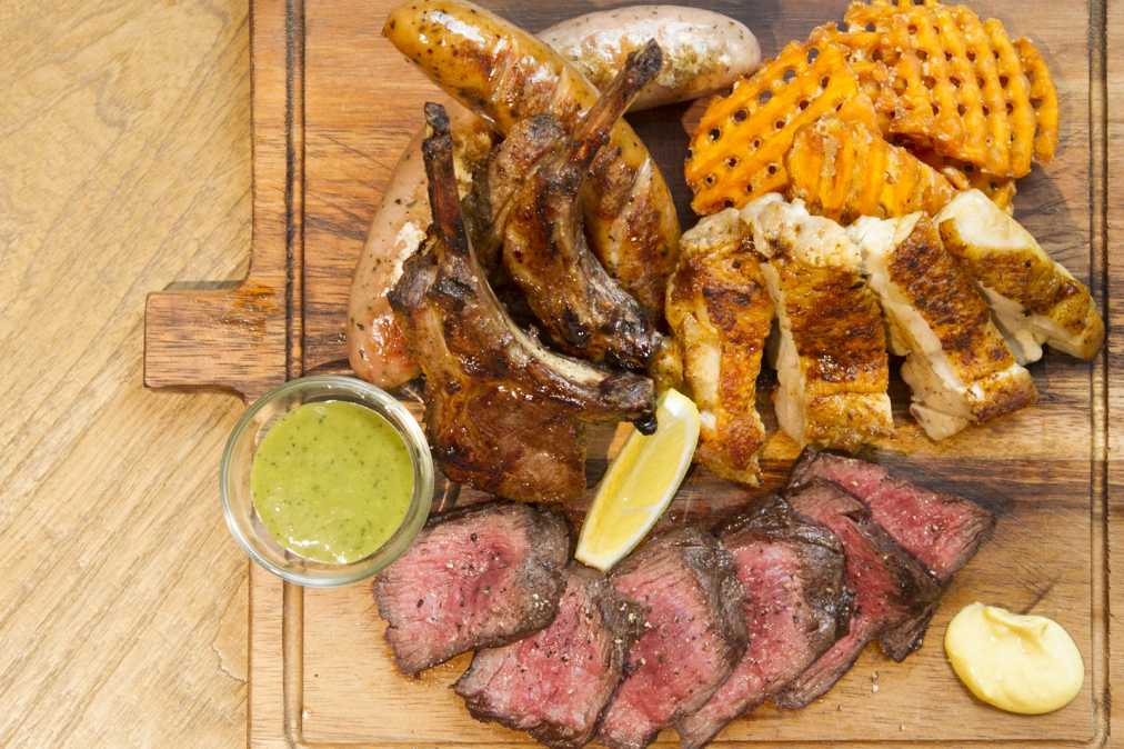 春の肉ざんまい!(チキンのケイジャンステーキ、バジルフランク、チェダーチーズソーセージ、ラムチョップ2本、バベットステーキ100gの盛り合わせ) 3219円