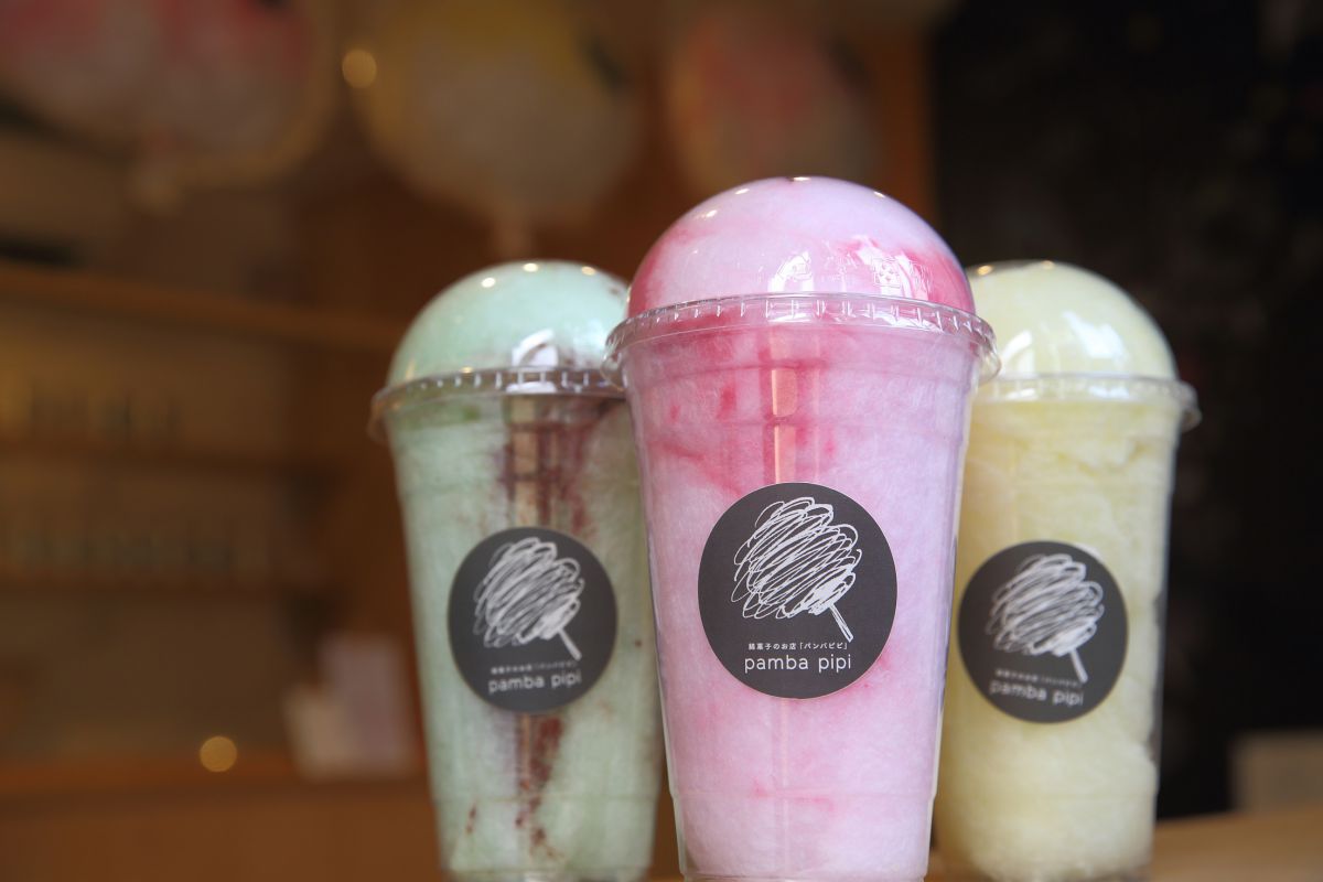右から グレープフルーツヨーグルト、ラズベリー、チョコミント カップ入り各300円