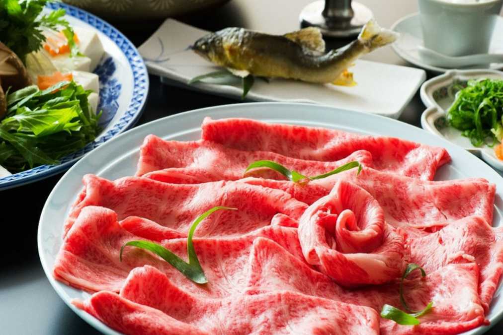 <夏の川床プラン>特別価格 13,400円(通常価格 13,500円)川床にて源氏ぼたると舞妓はんプラン「特選和牛しゃぶしゃぶコース」