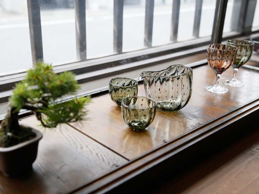 酒器5000円(右)、ぐいのみ各3300円(左)