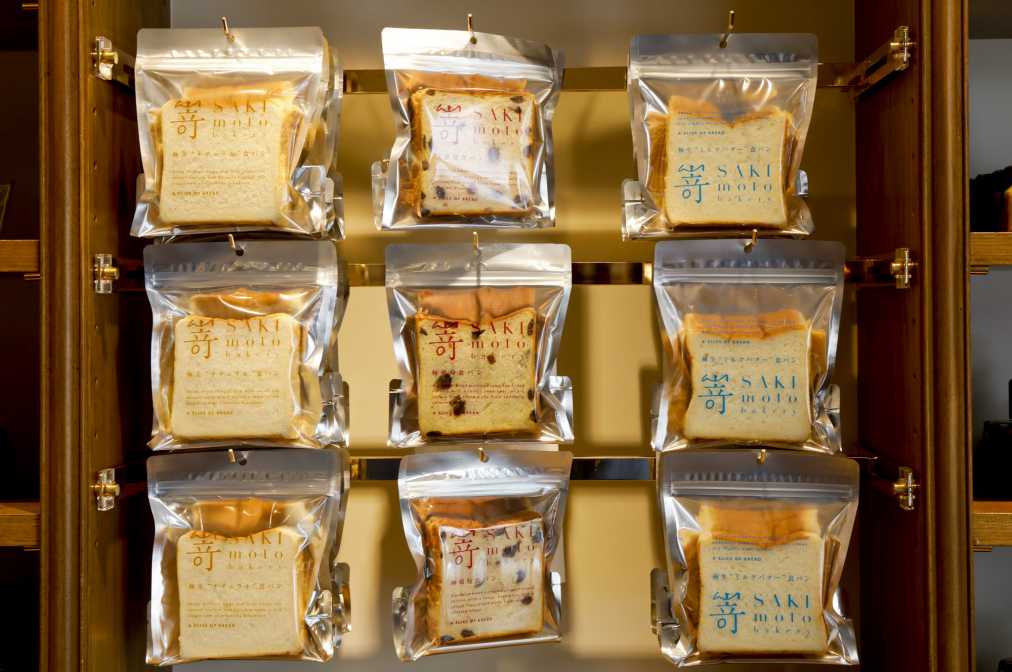 (右から)極生“ミルクバター” 300円、金曜限定・極葡萄食パン 350円、極美“ナチュラル” 280円