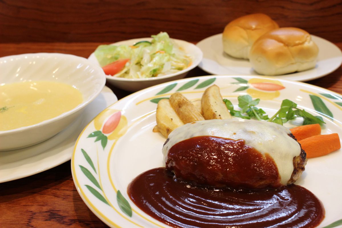 チーズハンバーグ180g 918円、洋食セット486円