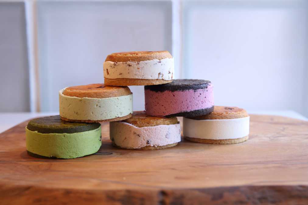 下段左より抹茶あずき、ストロベリー、チーズケーキ、トロピカル、チョコカシス、ピーチ 1個290円~