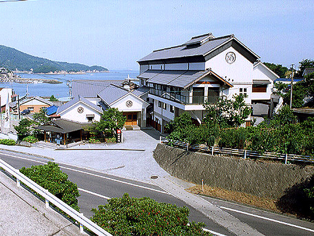 鞆の浦を望む山腹にある阿藻珍味の工房