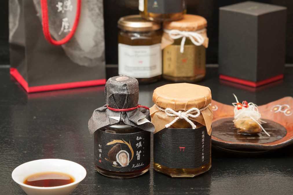 右から、牡蠣屋のオイル漬け100g(5粒入)1300円、牡蠣醤(ひしお)90ml1080円