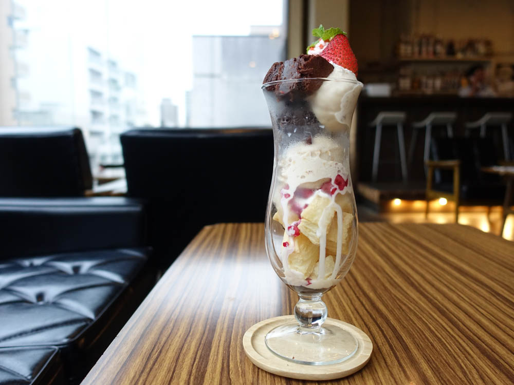 苺とガトーショコラのパフェ 1200円