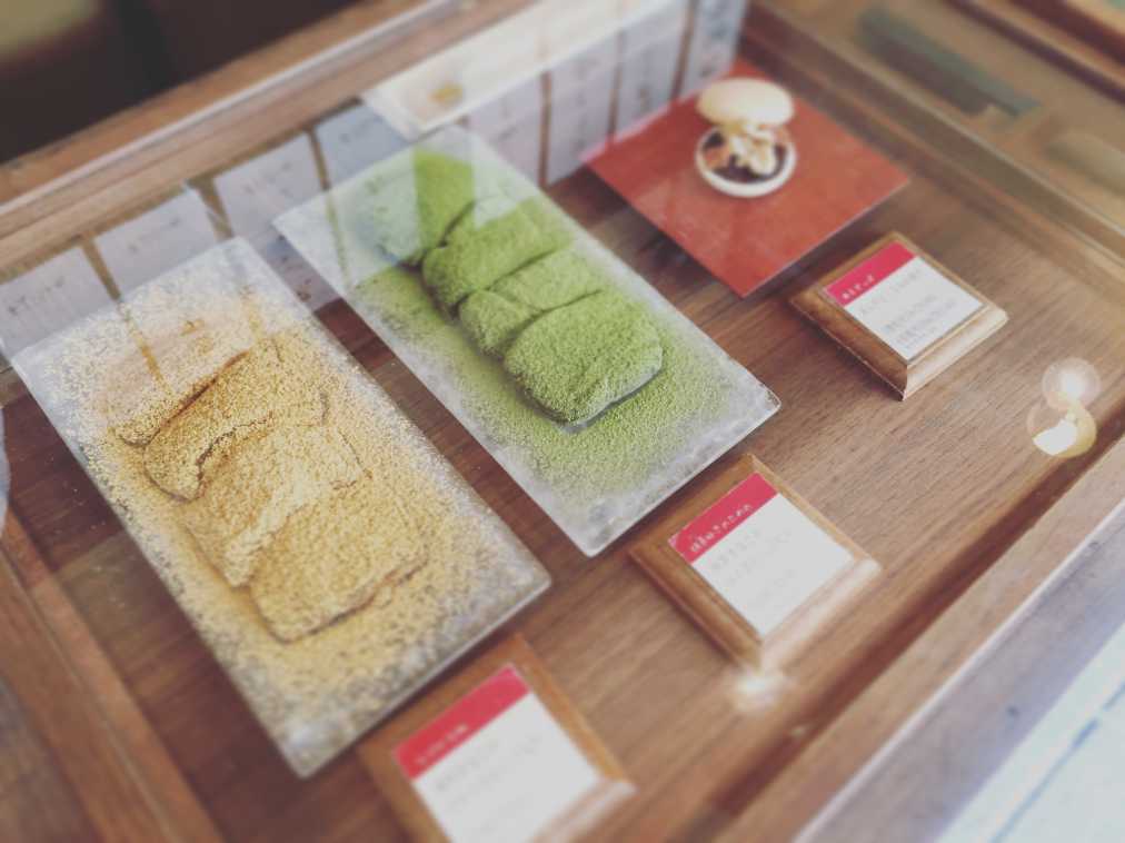 深煎りきなこやわらかわらびもち(左)205円、抹茶きなこのほろ苦いわらびもち(右)258円