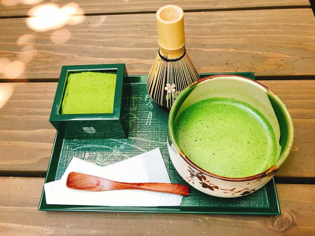 表参道で抹茶を楽しむなら 隠れ家カフェ 宇治園 で抹茶を点てる和体験にワクワク るるぶ More