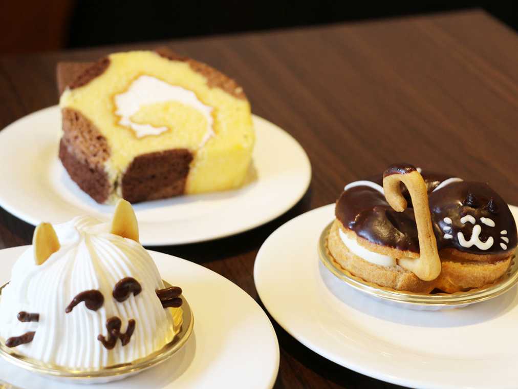 (写真左奥から反時計回りに)みけねこロールケーキ432円、白猫のレアチーズ486円、黒シマ猫のエクレア432円