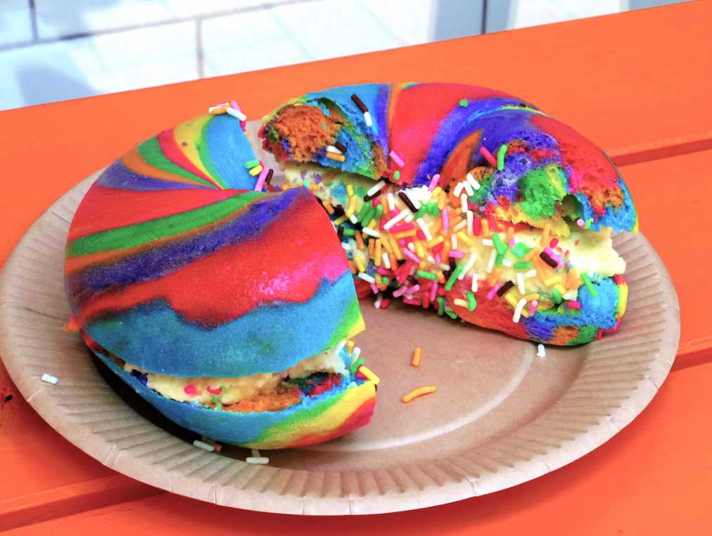 原宿 レインボーチーズサンドイッチが衝撃的 お店の場所はどこで値段はいくら その他のフード ドリンクも紹介