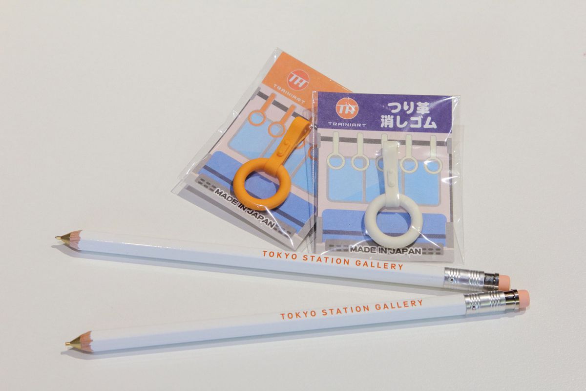 (上)つり革消しゴム 151円、TSGシャープペンシル 470円