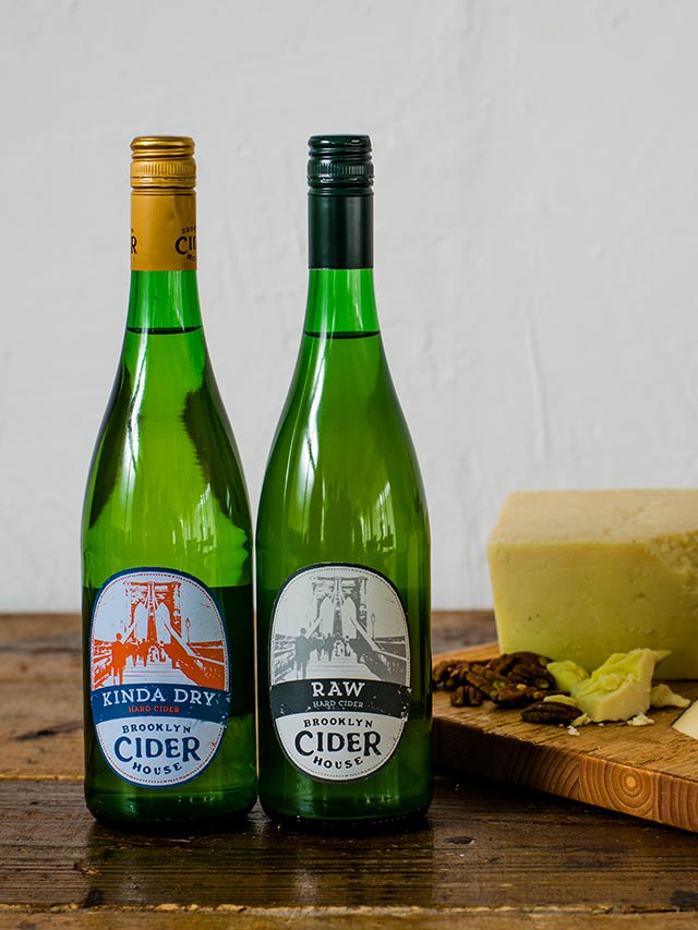 左からキンダ・ドライ by Brooklyn Cider House、ロウ by Brooklyn Cider House 各2592円 / 750ml ※販売店舗:六本木、品川、名古屋