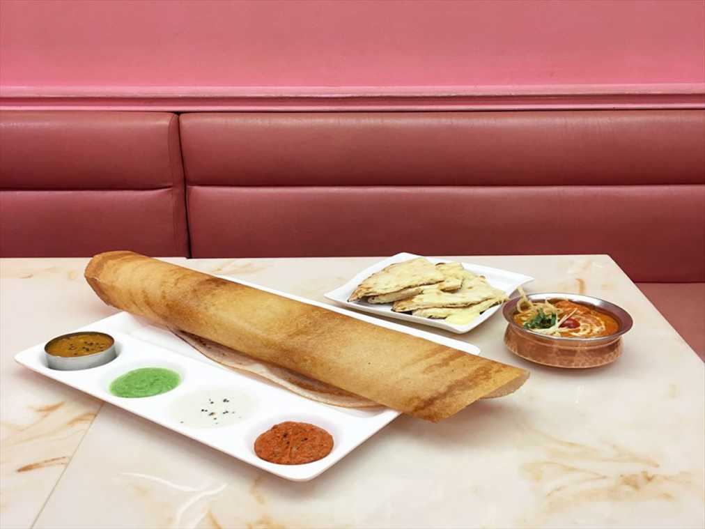 インドのクレープって知ってる ピンクの空間で味わう本格インド料理 るるぶ More
