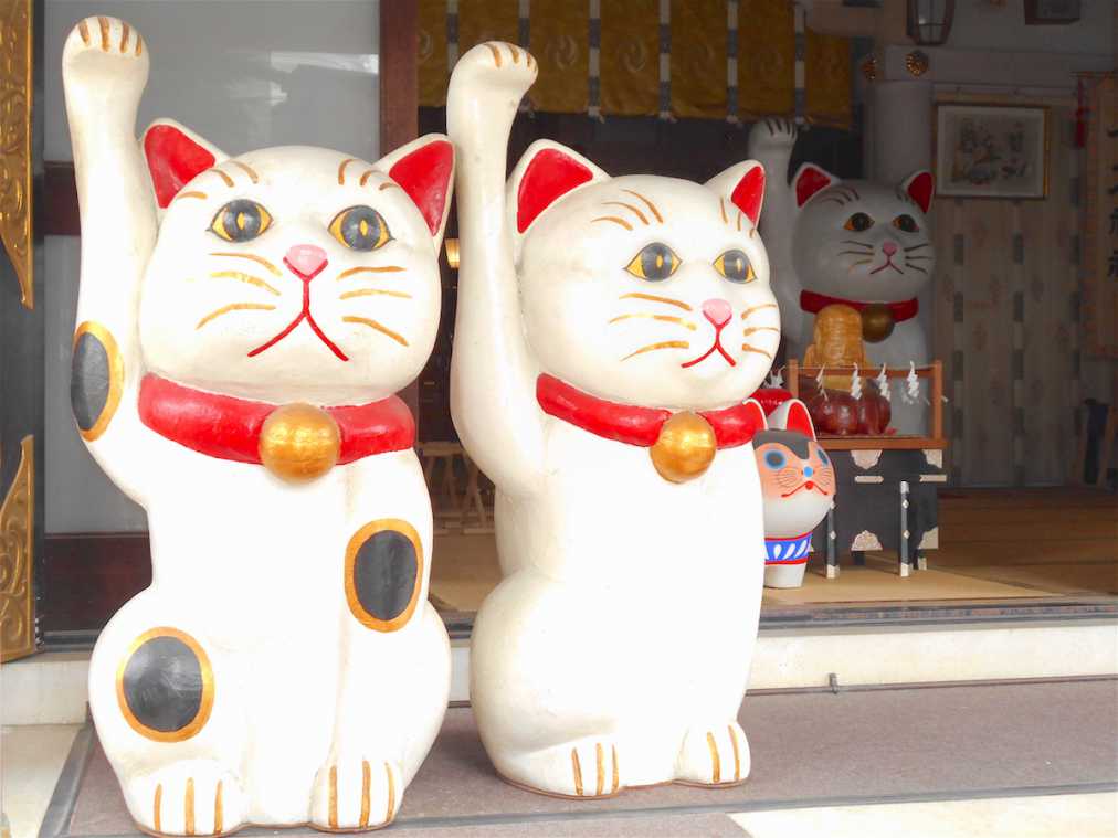 恋愛運も上昇 浅草 今戸神社 の 石なで猫 に会いに行こう るるぶ More