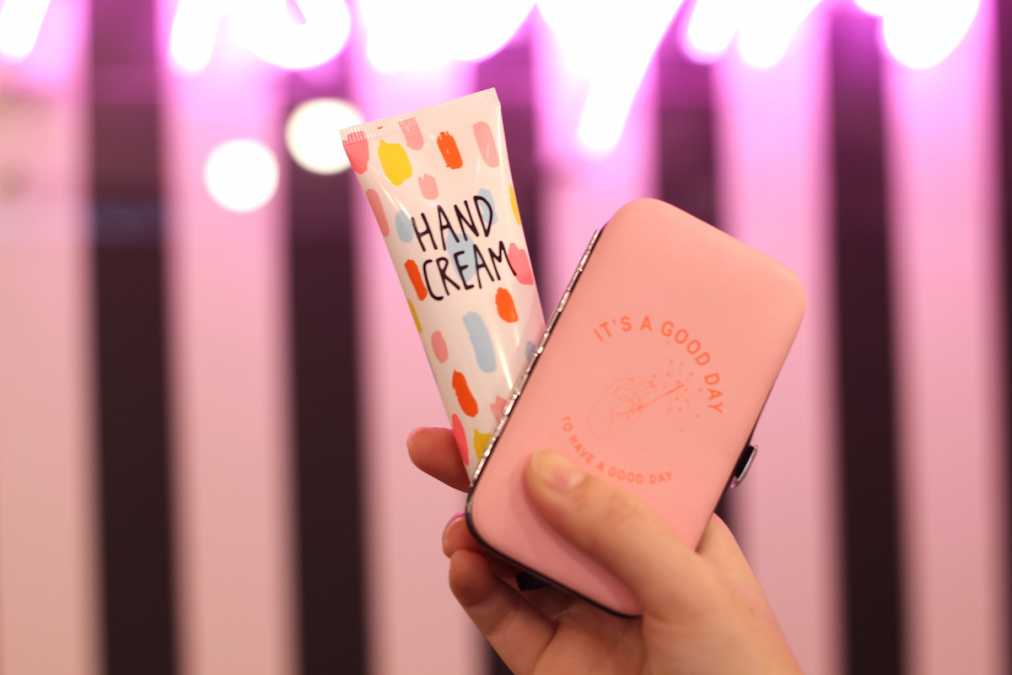 ハンドクリーム 1080円、ネイルケアセット 1944円