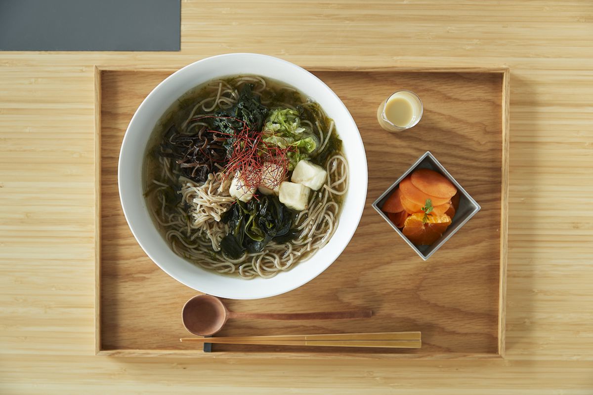 揚げ胡麻どうふと5種野菜のあおさ蕎麦&本日の小鉢 1620円