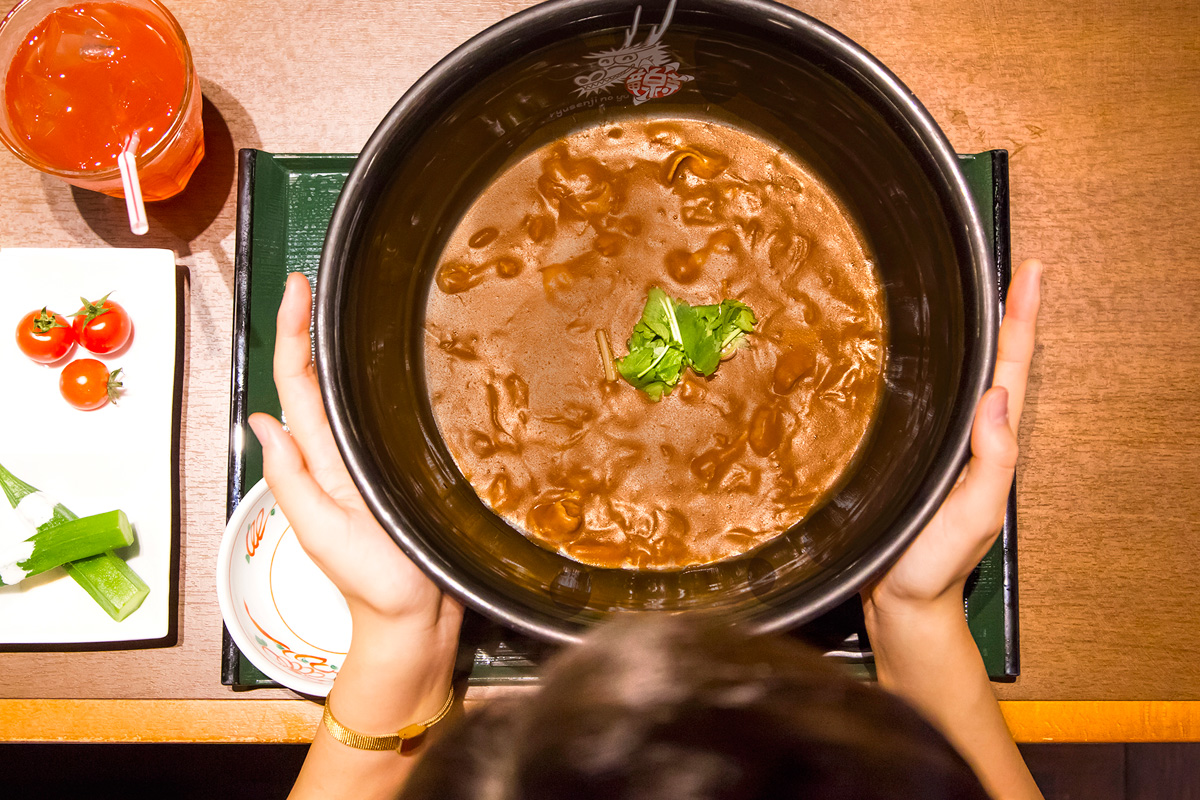 名物カレーうどん 745円、コラーゲンハイビスカスのドリンク 334円