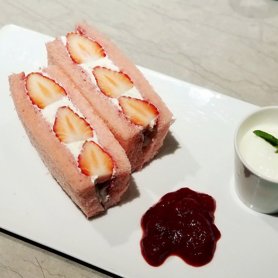 「ピンクのいちごサンド」 1800円(税込、サービス料別途) 提供期間:2019年5月7日(火)まで