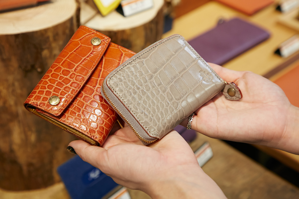 左から、財布(三つ折り)17280円、コインケース(ファスナー)8640円