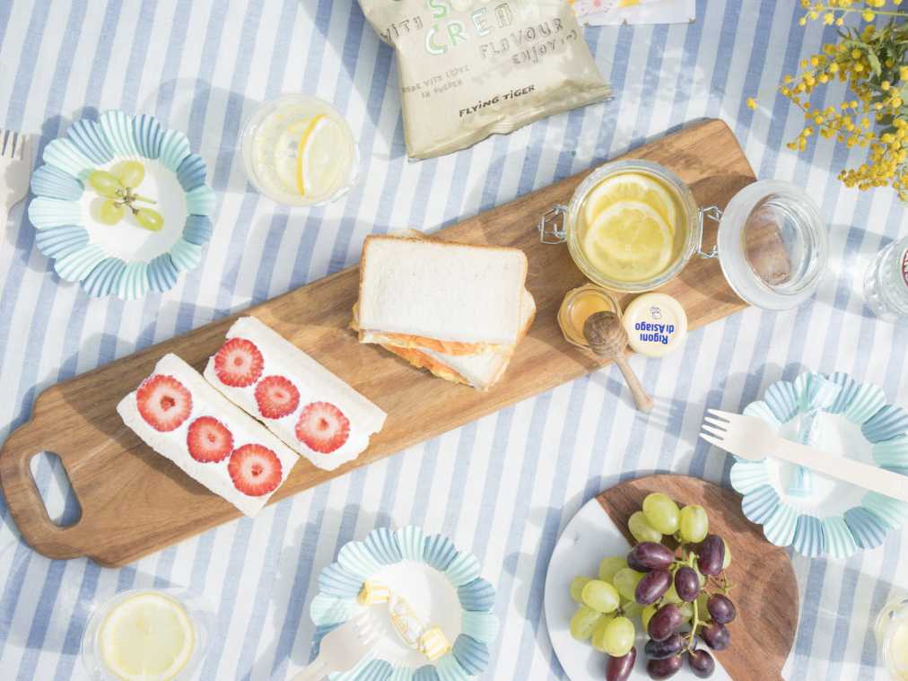 フォトジェニックなカメラ女子旅 近所の公園で気軽に 簡単なのにおしゃれなピクニックパーティーを開こう るるぶ More