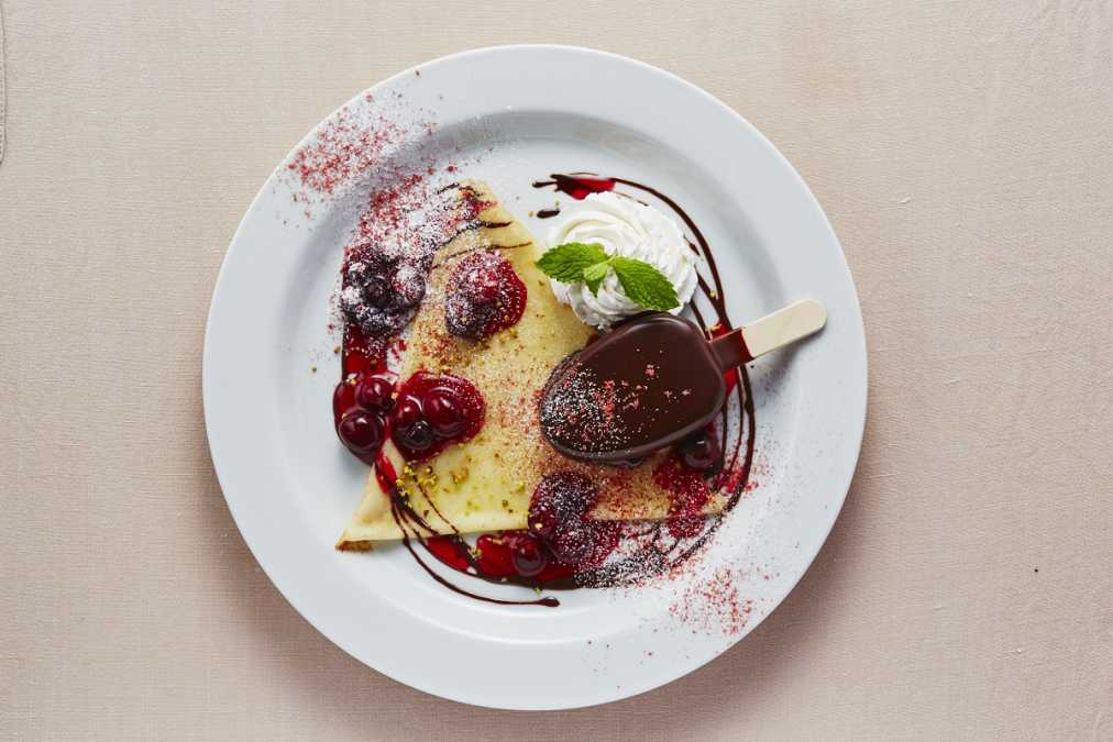 パルムに甘酸っぱいベリーのソースをかけて。見た目もカワイイ「ミックスベリーパルム」700円(税別)