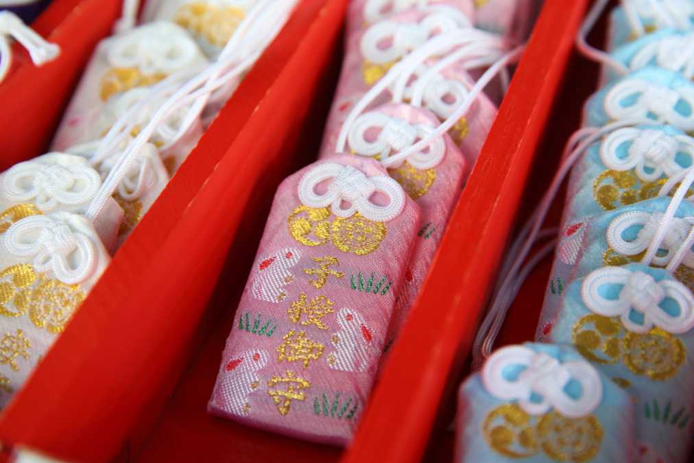 子授夫婦お守り 各800円
