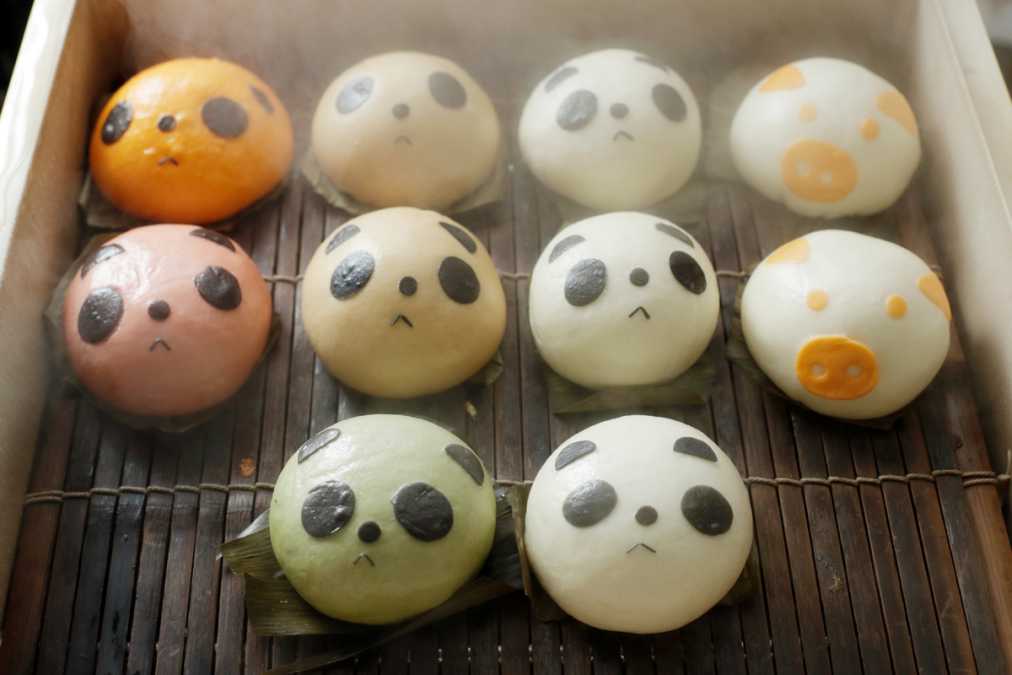 湯気を上げる蒸籠の中に顔を並べたパンダまん 1個300円~