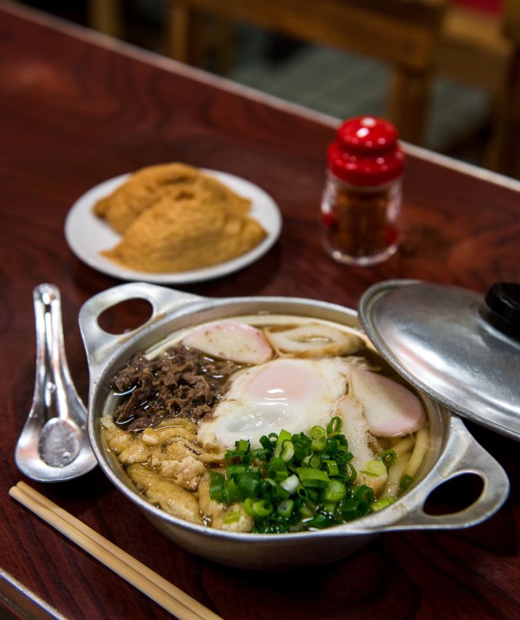 鍋焼きうどん600円(卵入りは650円)、いなりずし一皿260円