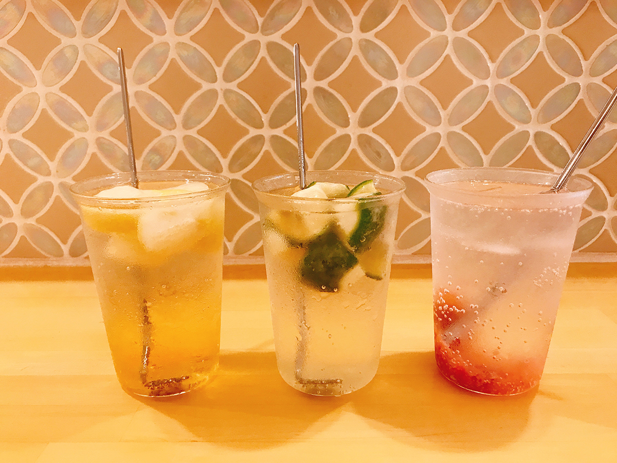 (写真左から)生レモンサワー、生かぼすサワー、梅干しサワー 各500円