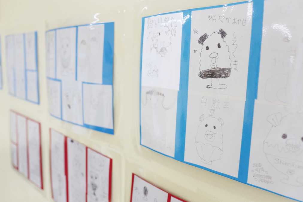 店内に子どもたちが「白熊」を描いた可愛いコーナーを発見。地元で愛されるお店ならでは