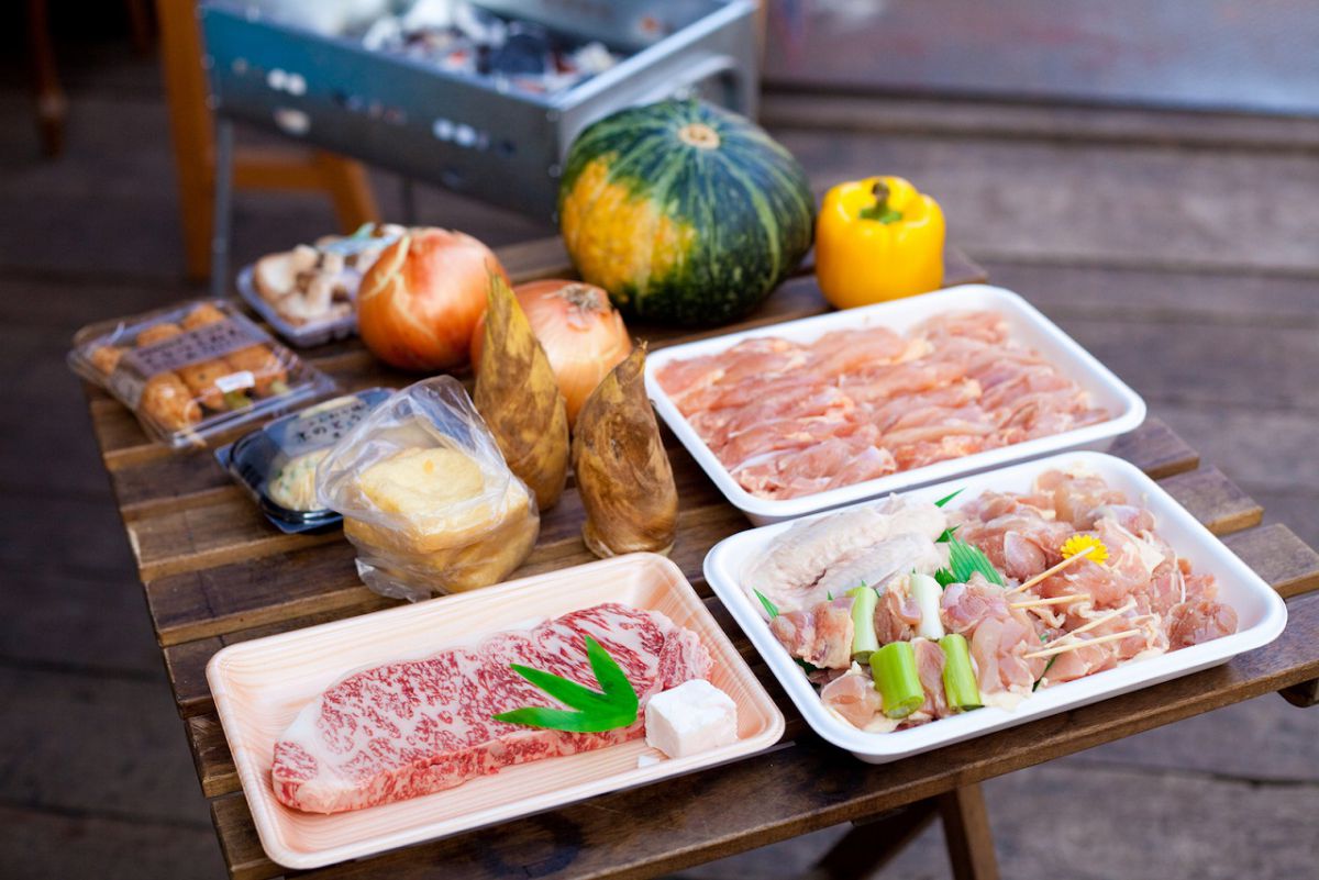 <協力店舗>野菜:北村商店、黒毛和牛:喜久安、鶏肉BBQセット:とりしま、青森県産 五穀鶏:鳥政、練り製品:京・はま一、お揚げ:鹿島屋