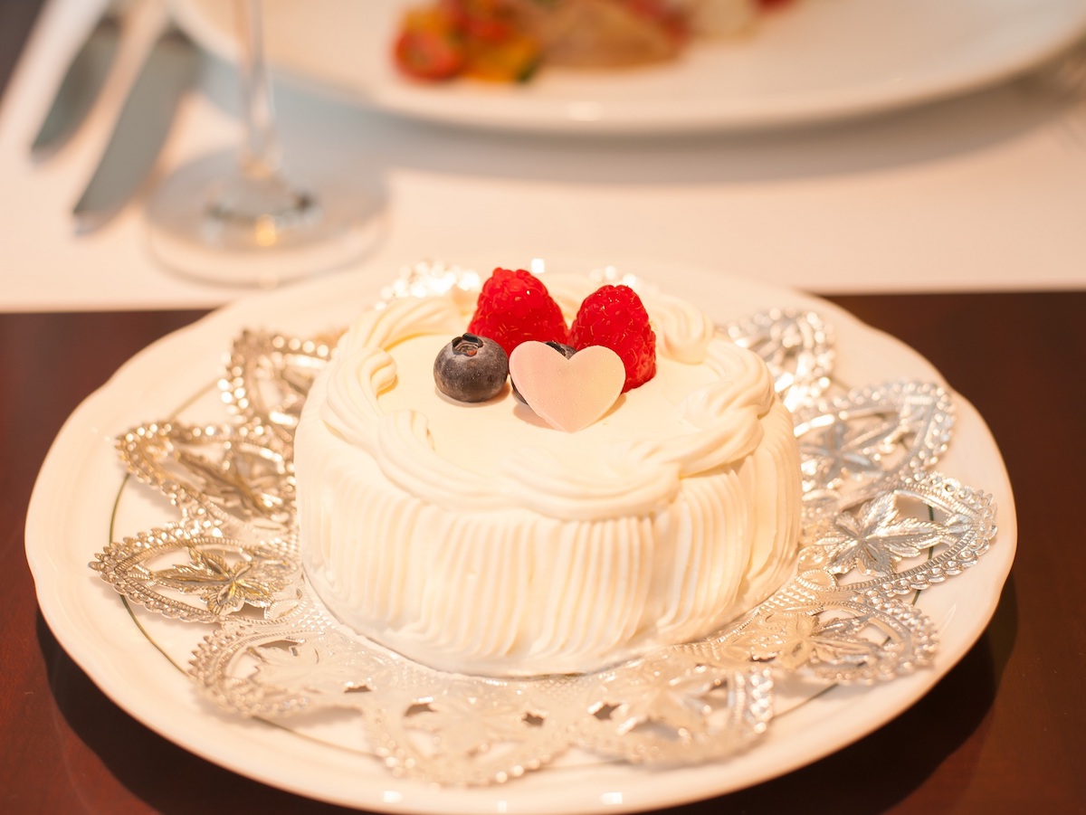 サプライズはミニホールケーキ 横浜の雰囲気満点レストランで記念日を盛大に るるぶ More