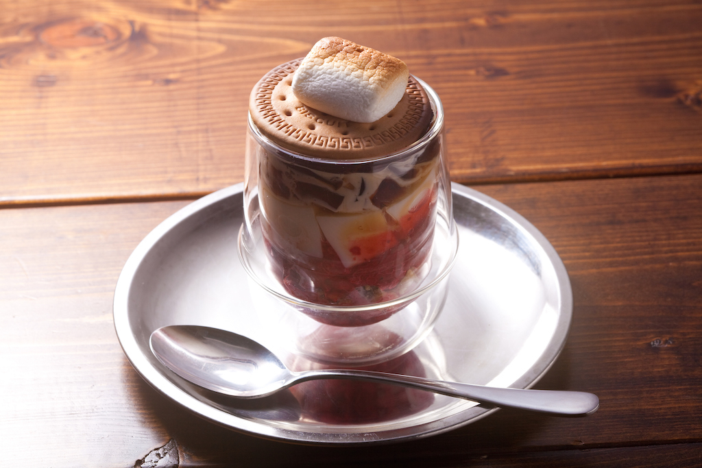 旅の音のコーヒーゼリーパフェ 800円(プラス100円でビスケット&焼きマシュマロ追加) おすすめのペアリングコーヒーは、エチオピアまたはグアマテラ