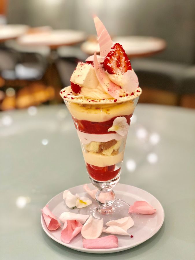 フレッシュストロベリーとホワイトチョコレートのパフェ 1,581円(1/30~3/14の期間限定)