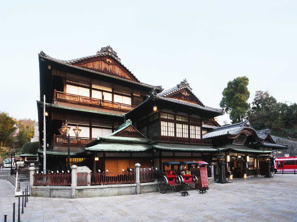 女子旅の聖地 道後の中心で1余年の時を刻む 道後温泉本館の楽しみ方案内 るるぶ More