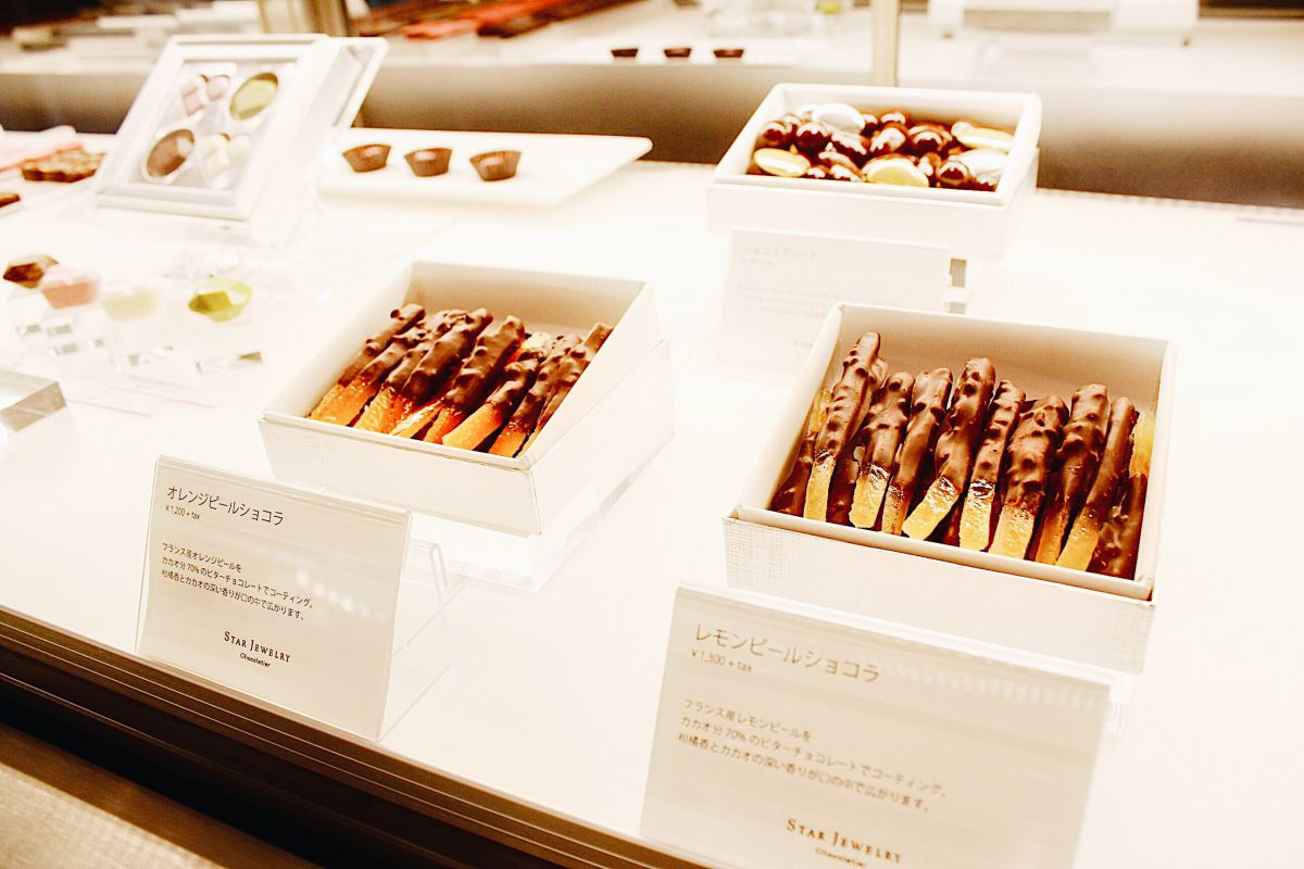 左から、オレンジピールショコラ(1296円)とレモンピールショコラ(1404円)