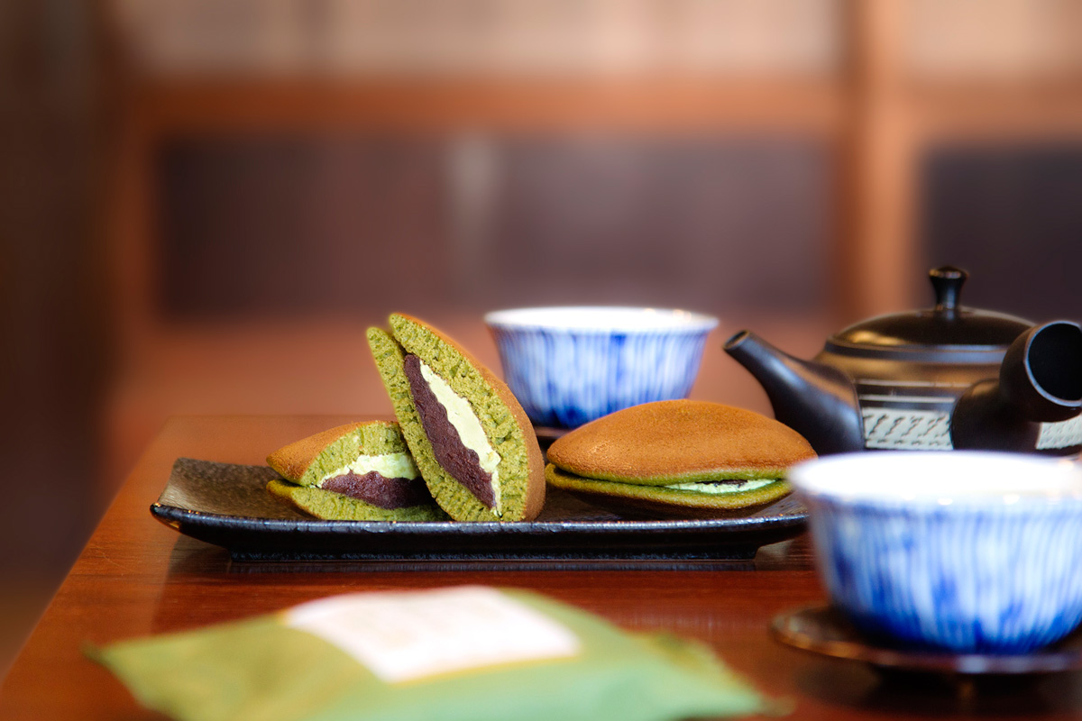 つぶあん&抹茶バタークリームをサンドした「抹茶どらやき」(1個216円)。日持ちは10~14日間