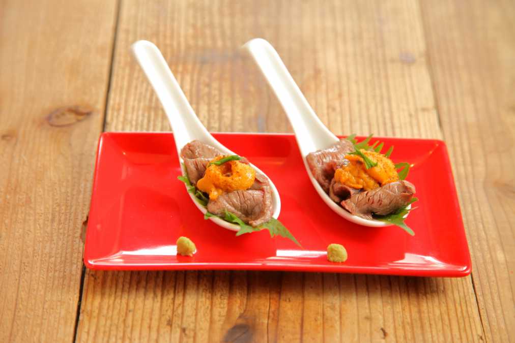 和牛肉の炙り雲丹のせ 1296円