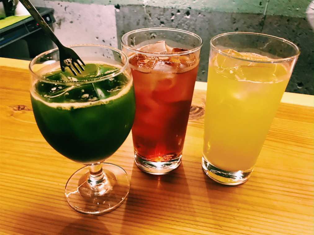 (左から)抹茶×焼酎、ルイボス×カシス、玄米茶×泡盛 各400円〜
