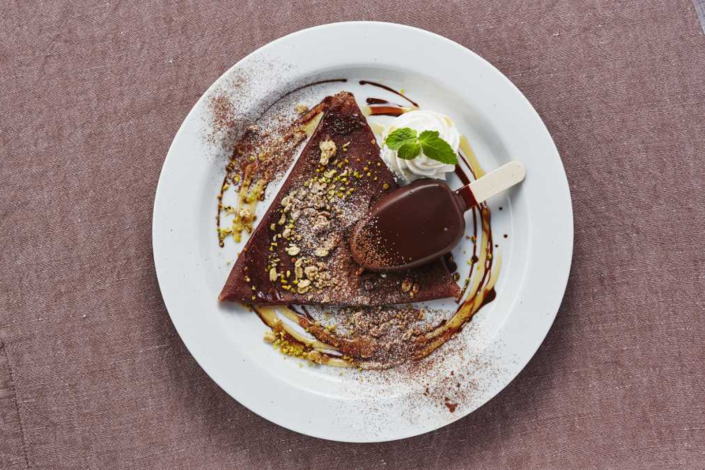 グラノーラのザクザク食感がアクセントの、チョコ好きにはたまらないチョコ×チョコ!「ダブルチョコパルム」700円(税別)