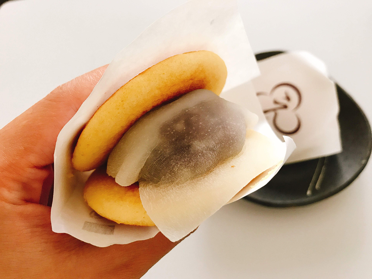 美味どら もち入り 216円
