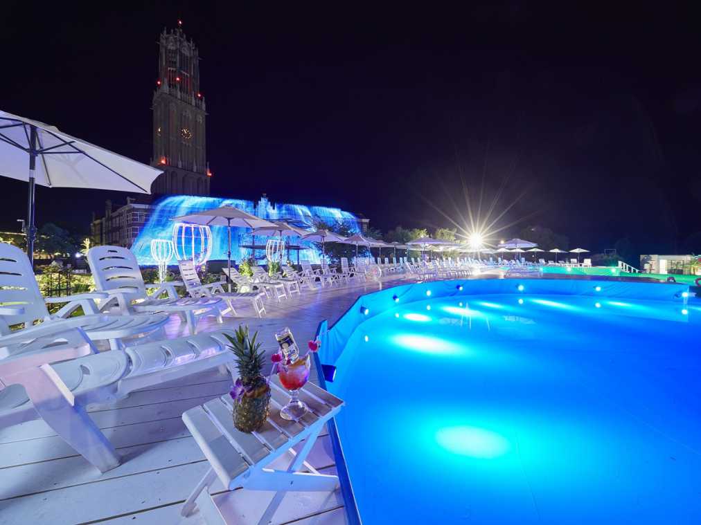 Coolにアツく ナイトプールだけじゃない ハウステンボス の夏に注目 るるぶ More