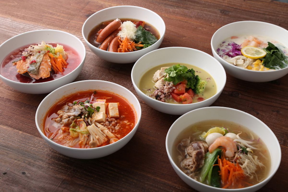 (中央)タイランドグリーン1000円、(右上から時計回りに)セブンスターズ1230円、チャイナ81160円、コリアンビューティー1000円、ティージャパン970円、フレンチポトフ1160円