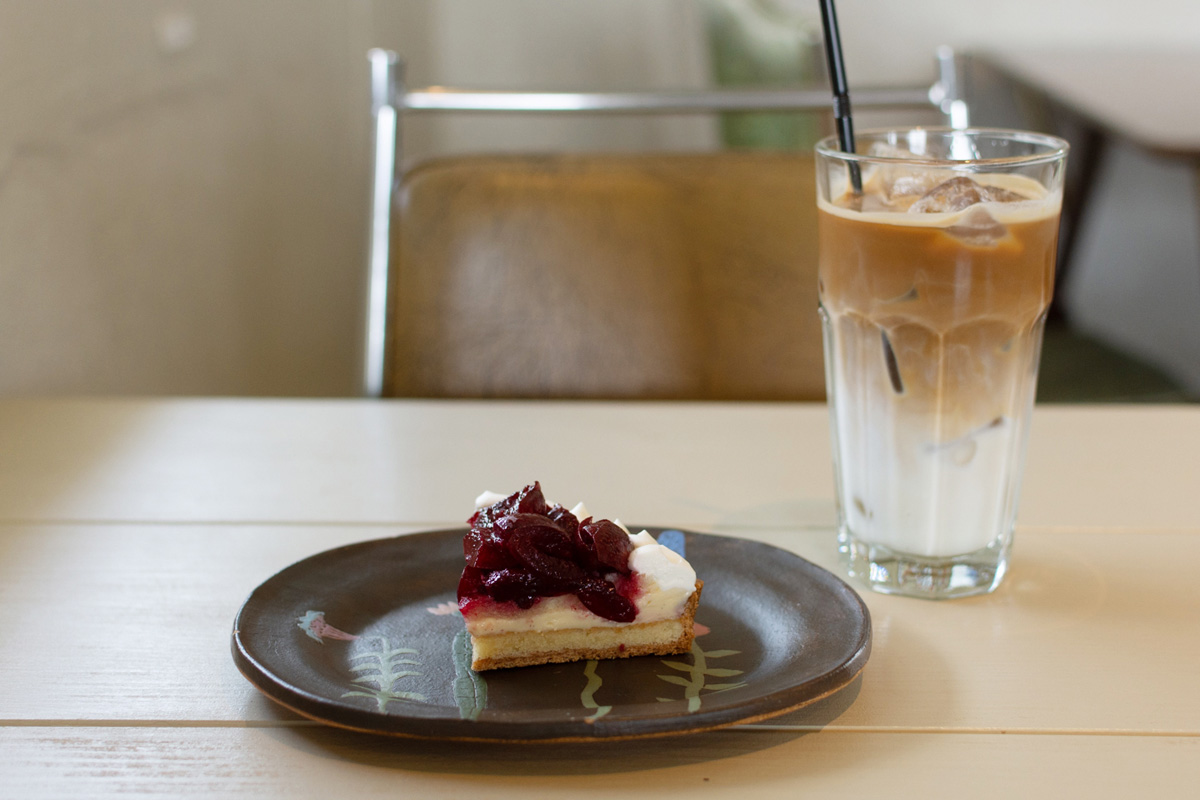 タルト各種550円、カフェラテ450円
